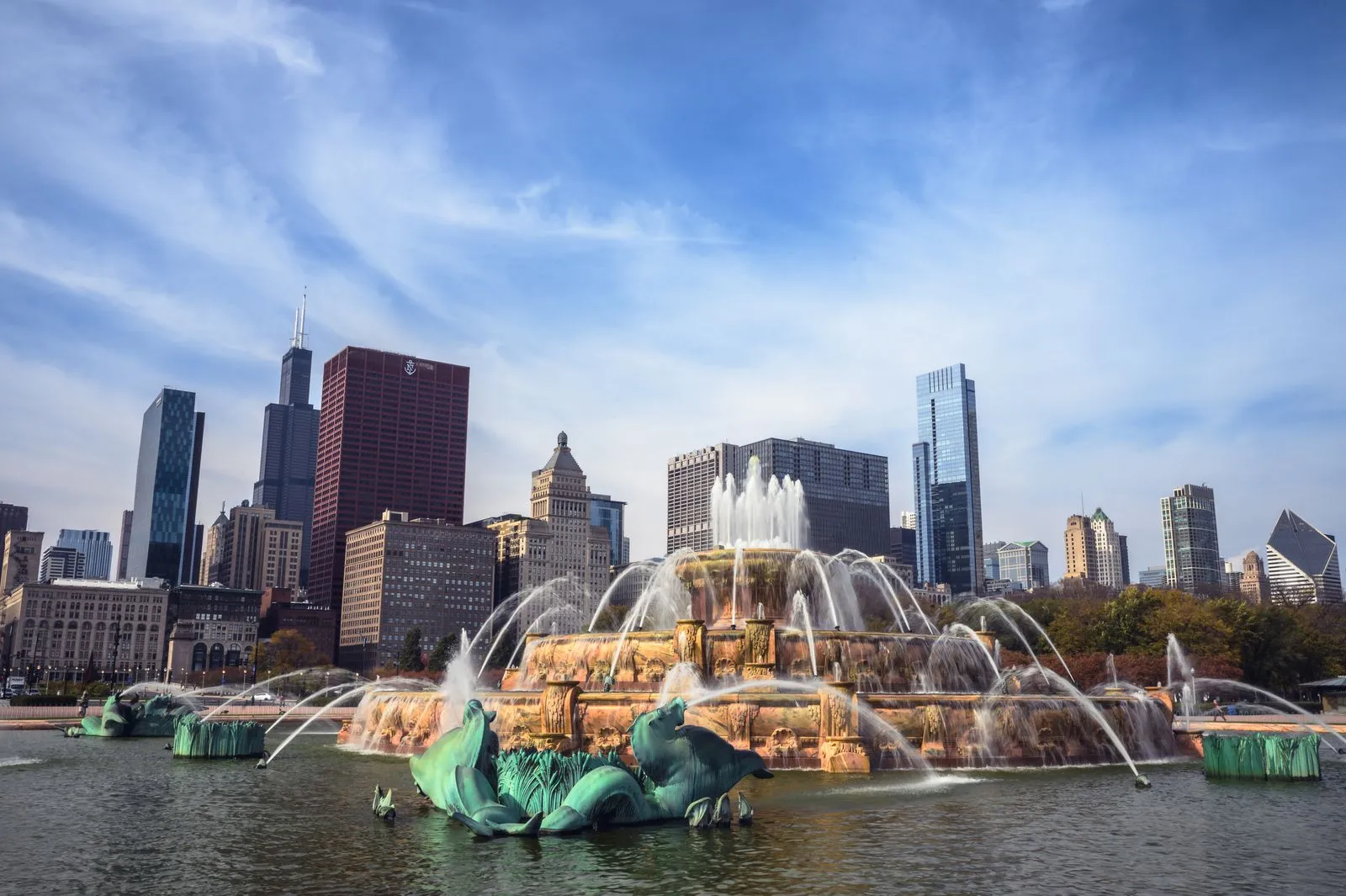 Buckingham Fountain in Grant Park with the Chicago skyline behind it, the marathon starts and finishes in this park.