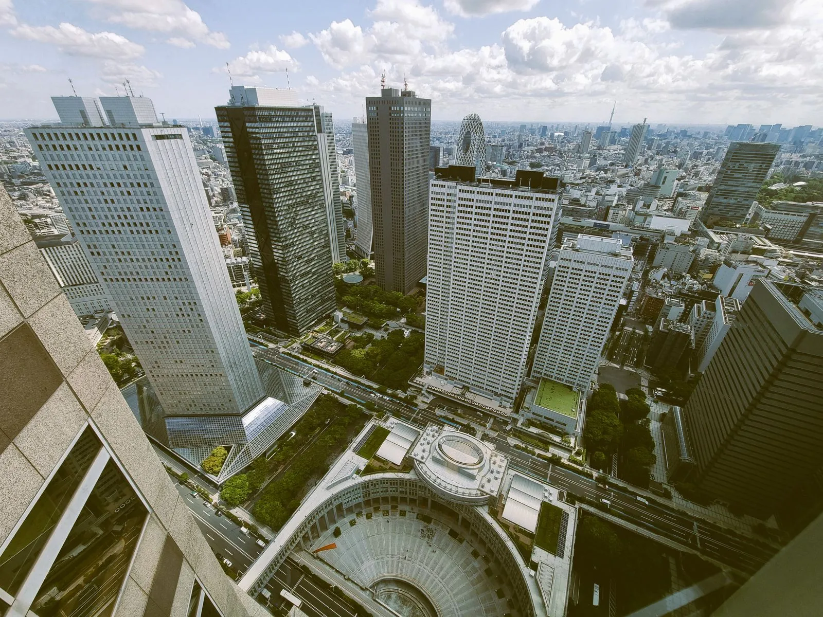 Aerial view of Tokyo's Shinjuku district, the marathon starts at the Metropolitan Government Building here and finishes five kilometres east at Tokyo Station.